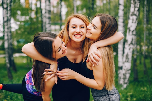 Ragazze sportive in un parco