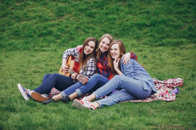 Ragazze su un pic-nic