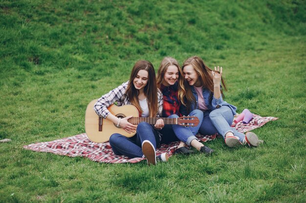 Ragazze su un pic-nic