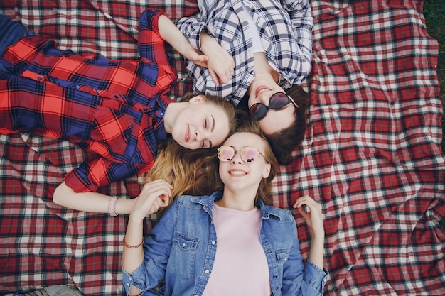 Ragazze su un pic-nic