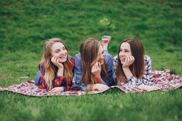 Ragazze su un pic-nic