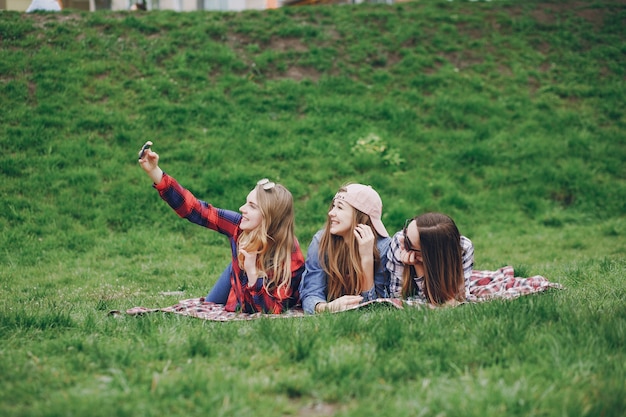 Ragazze su un pic-nic