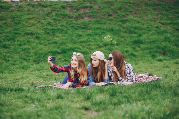 Ragazze su un pic-nic