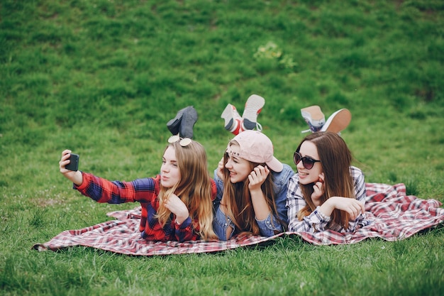 Ragazze su un pic-nic