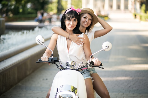 Ragazze sullo scooter