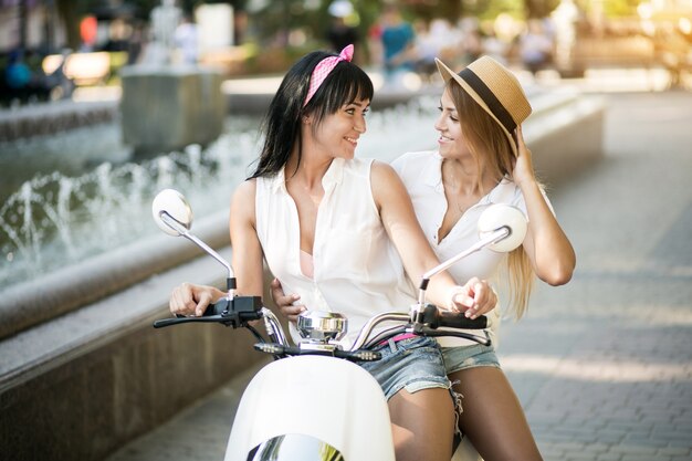 Ragazze sullo scooter