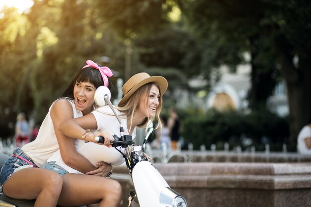 Ragazze sullo scooter