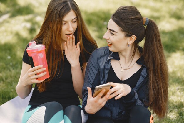 Ragazze sveglie che fanno yoga in un parco di estate