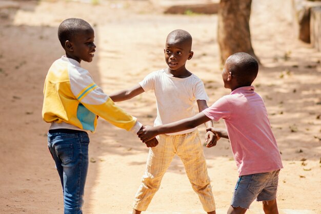 Ragazzi africani di tiro medio che giocano insieme