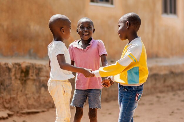 Ragazzi africani smiley colpo medio che giocano insieme
