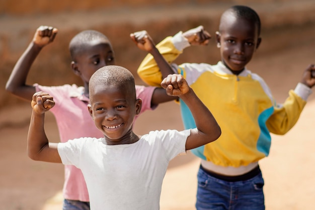 Ragazzi africani sorridenti a colpo medio