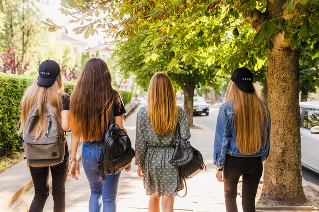 Ragazzi anonimi che camminano sul marciapiede