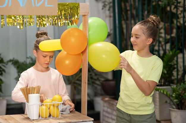 Ragazzi che organizzano una bancarella di limonata