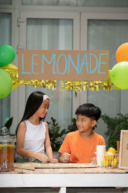 Ragazzi che organizzano una bancarella di limonata