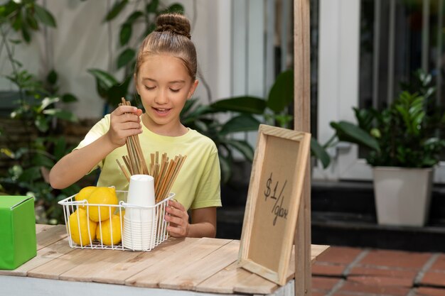 Ragazzi che organizzano una bancarella di limonata