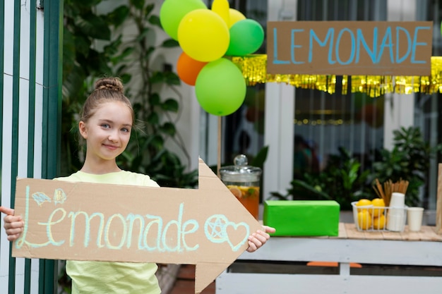 Ragazzi che organizzano una bancarella di limonata