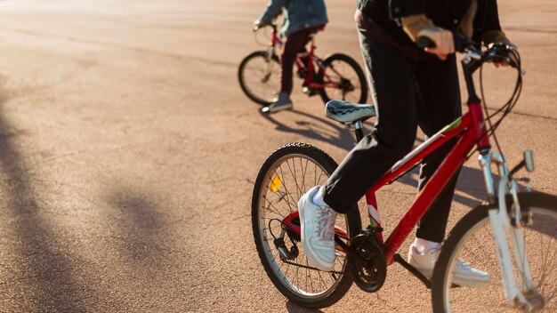 Ragazzi che vanno in bicicletta in città