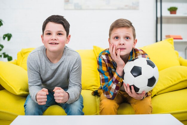 Ragazzi con pallone da calcio