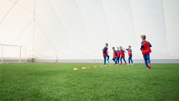 Ragazzi del tiro lungo che corrono sul campo