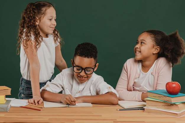 Ragazzi della scuola vista frontale che trascorrono del tempo imparando