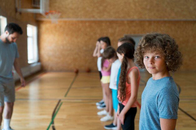 Ragazzi di tiro medio nella palestra della scuola