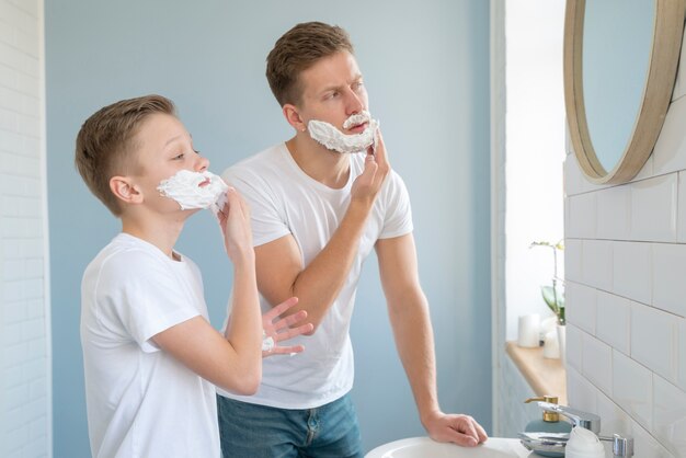 Ragazzi di vista laterale che utilizzano schiuma da barba