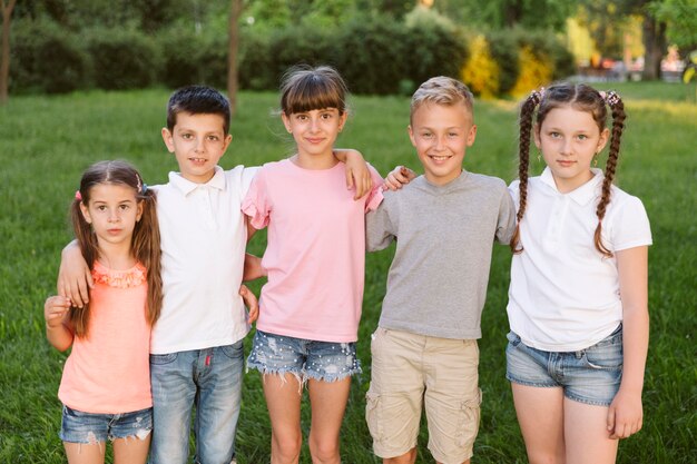 Ragazzi e ragazze che esaminano la macchina fotografica