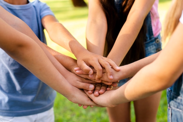 Ragazzi e ragazze che uniscono le mani