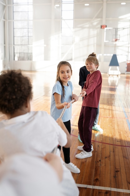 Ragazzi forti che tirano la corda in palestra