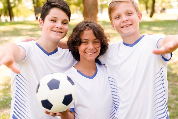 Ragazzi in abiti sportivi in posa all'aperto