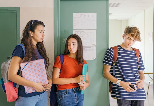 Ragazzi in attesa di iniziare la classe