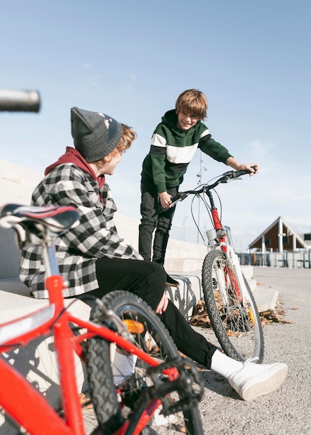 Ragazzi nel parco che si divertono con le loro biciclette