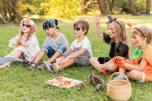 Ragazzi piccoli con costumi