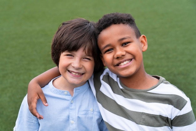 Ragazzi sorridenti a colpo medio all'aperto