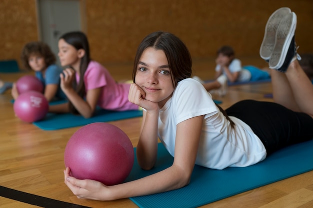 Ragazzini di tiro medio su stuoie da yoga