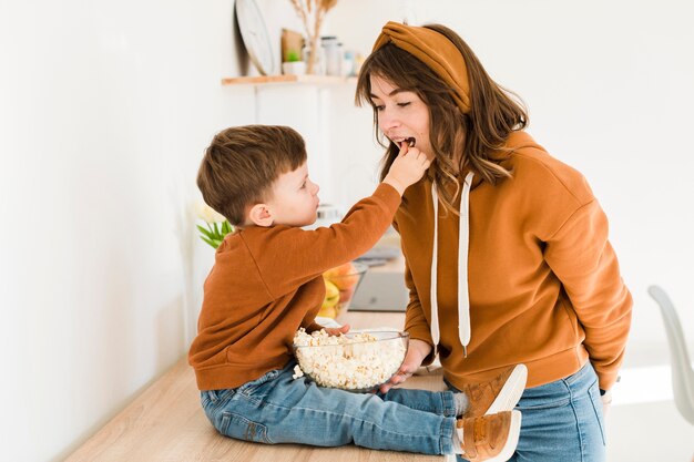 Ragazzino che alimenta la sua mamma