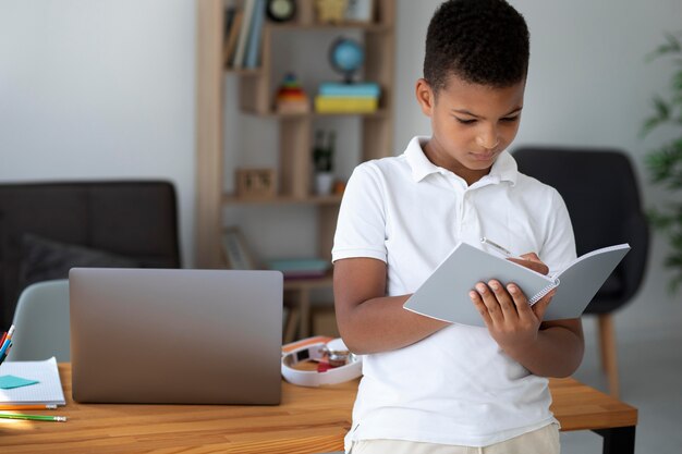 Ragazzino che fa scuola online