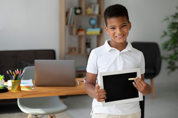 Ragazzino che fa scuola online