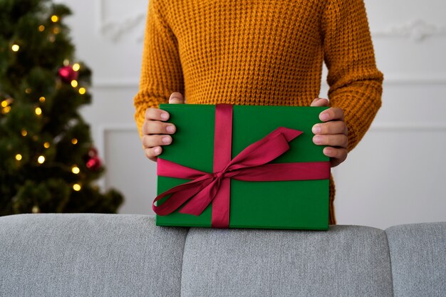 Ragazzino che festeggia il capodanno a casa