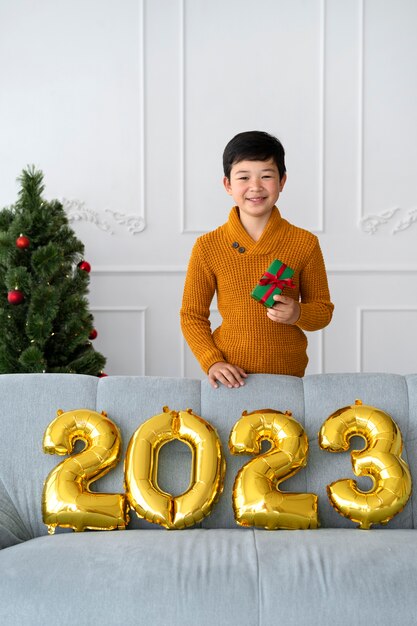 Ragazzino che festeggia il capodanno a casa