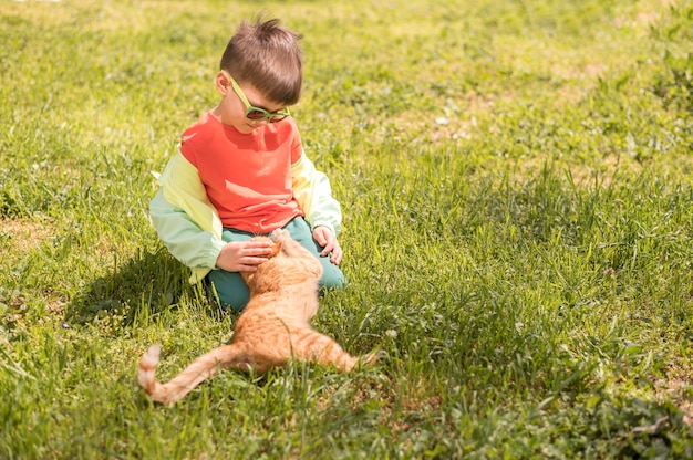 Ragazzino che gioca con il gatto