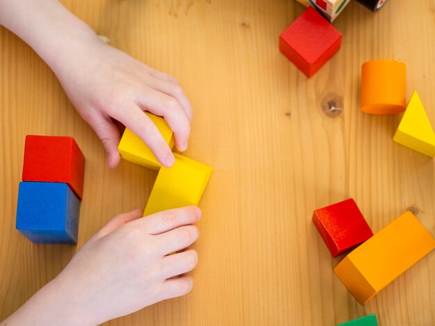 Ragazzino che gioca con il gioco di forme colorate