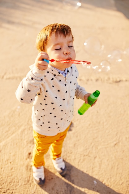 Ragazzino che gioca con le bolle di sapone