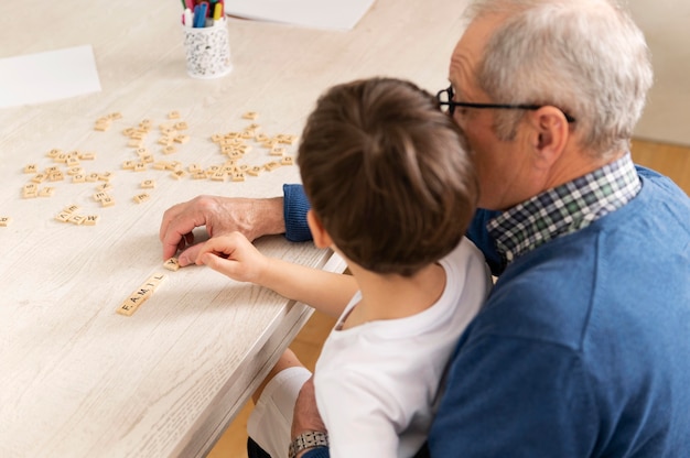 Ragazzino che gioca con suo nonno