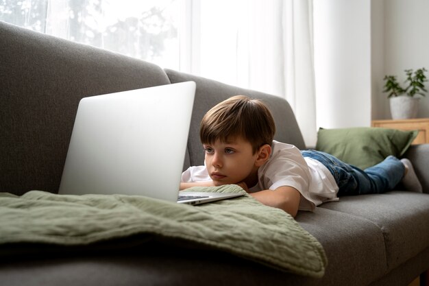 Ragazzino che guarda film sul computer portatile