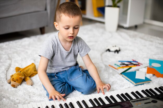 Ragazzino che impara a suonare il pianoforte