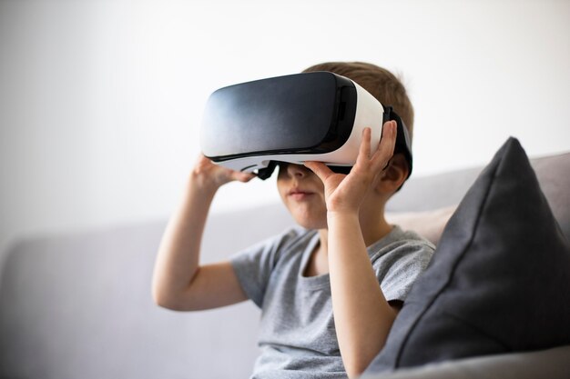 Ragazzino che indossa occhiali vr