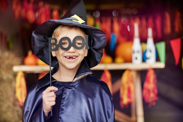 Ragazzino che indossa una maschera molto spaventosa