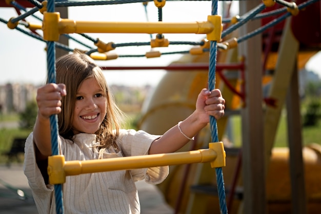 Ragazzino che si diverte al parco giochi all'aperto