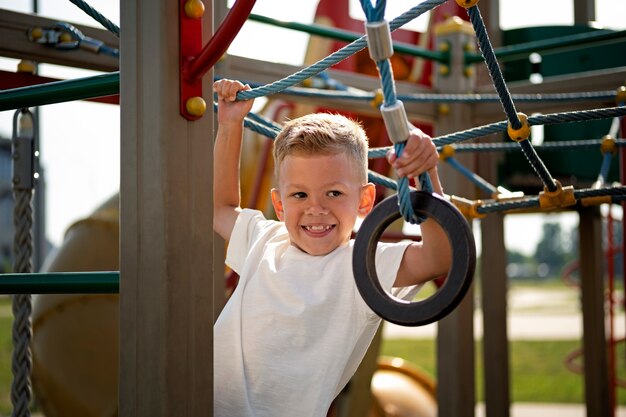 Ragazzino che si diverte al parco giochi all'aperto